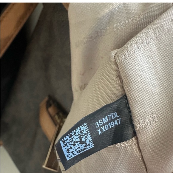 Michael Michael Kors
MORGAN MESSENGER IN SIGNATURE PRINT - Picture 11 of 13